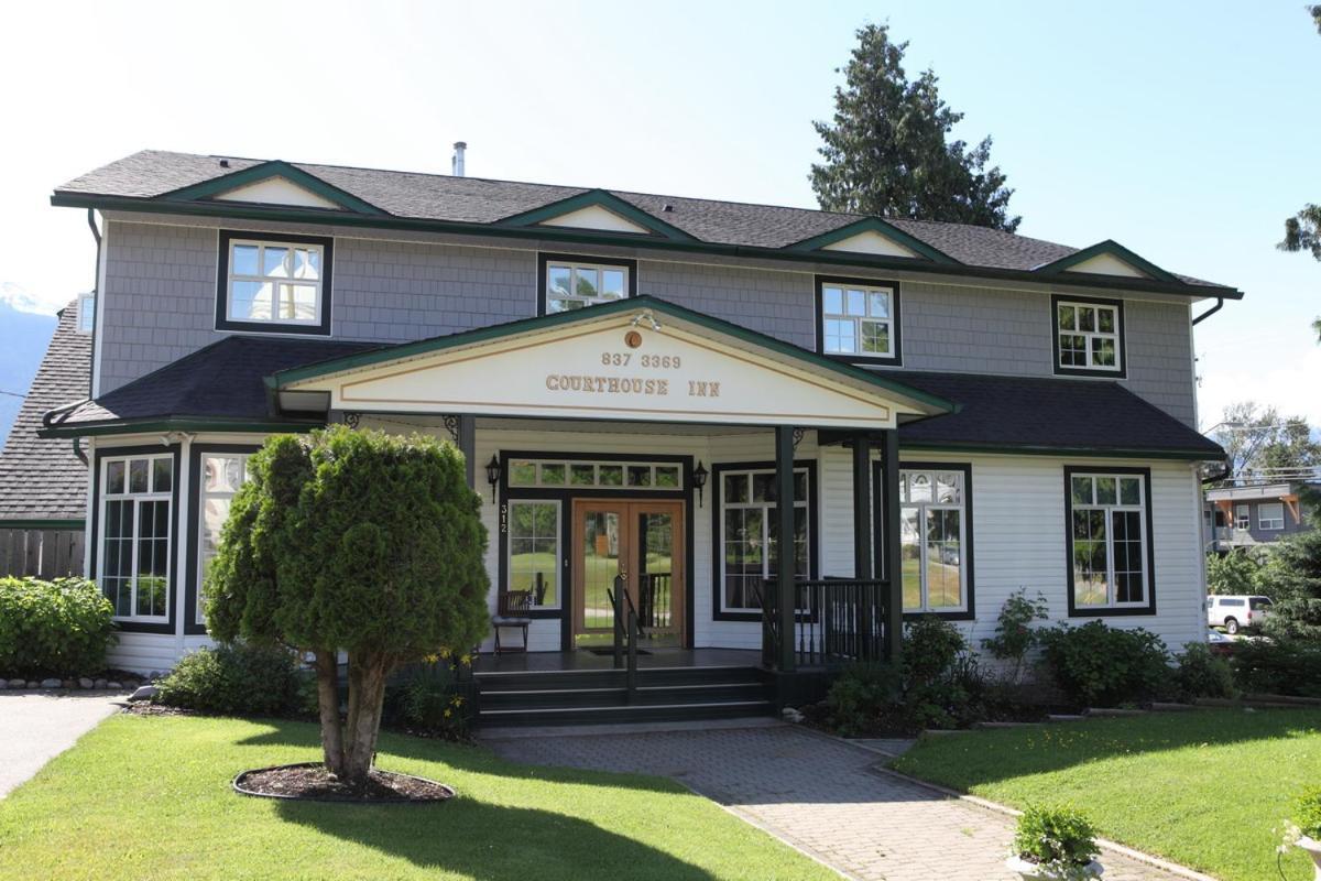 Courthouse Hotel *
